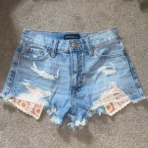 Aeropostale vintage high rise shortie with crochet pockets